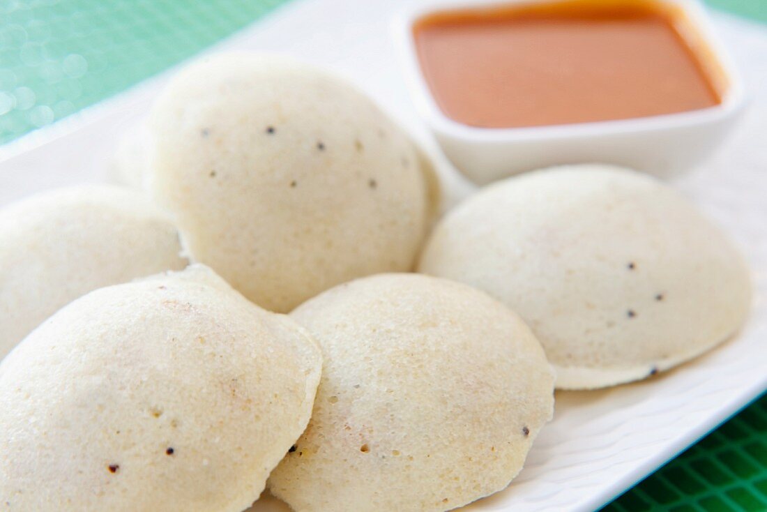 Idli mit Sambar (Gedämpfte Reisküchlein mit Sauce auf Linsenbasis, Indien)