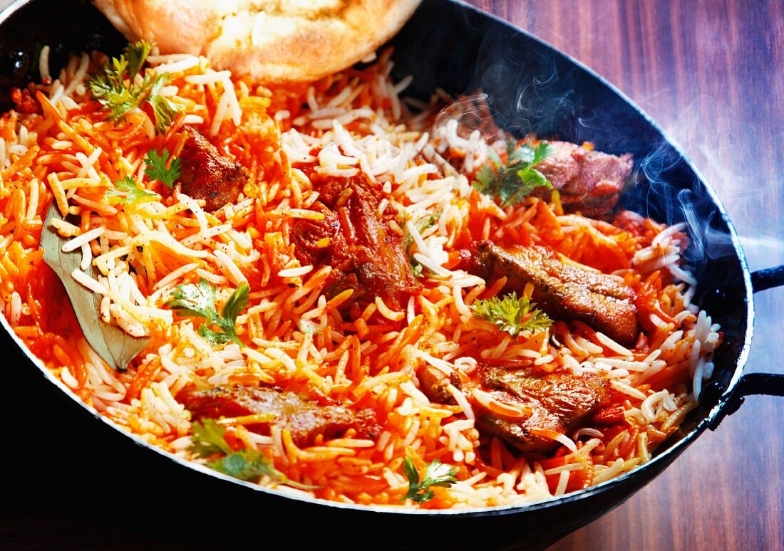 Hähnchen-Biryani in einer grossen Pfanne