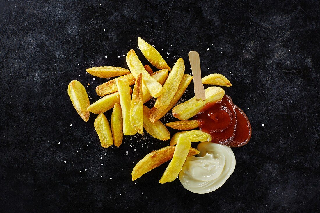 Pommes frites mit Mayonnaise und Ketchup