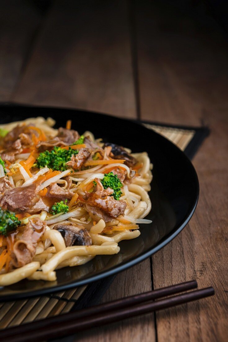 Shanghai noodles with pork, mushrooms and broccoli
