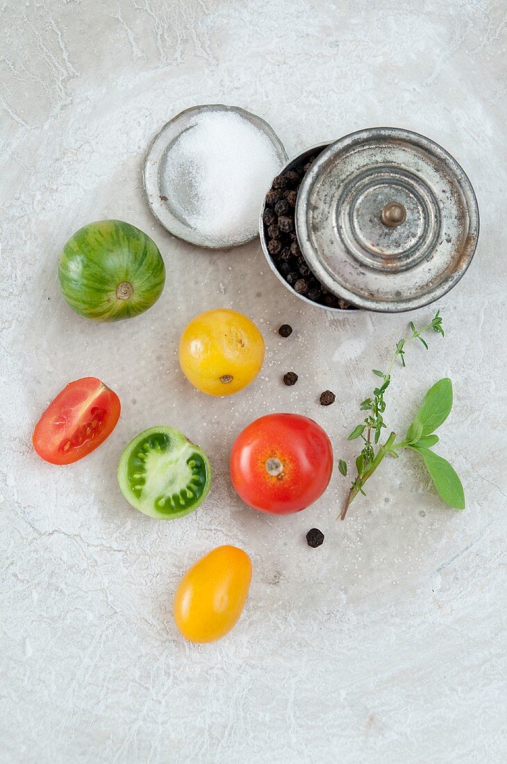Bunte Tomaten, Salz, schwarzer Pfeffer, Salbei und Thymian