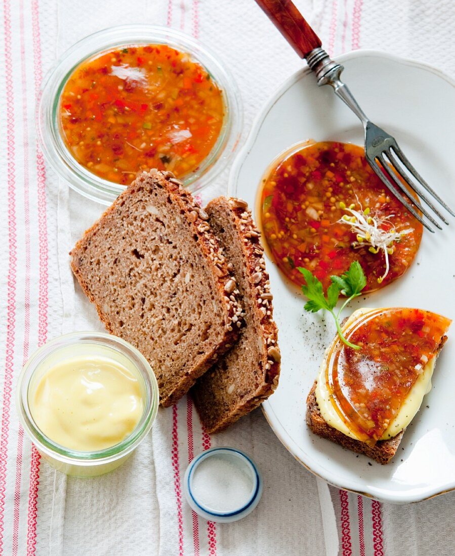 Gemüsesülze, Vollkornbrot, Salz und Mayonnaise