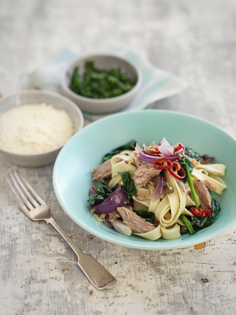 Bandnudeln mit Thunfisch, Spinat, Zwiebeln und Chilischoten