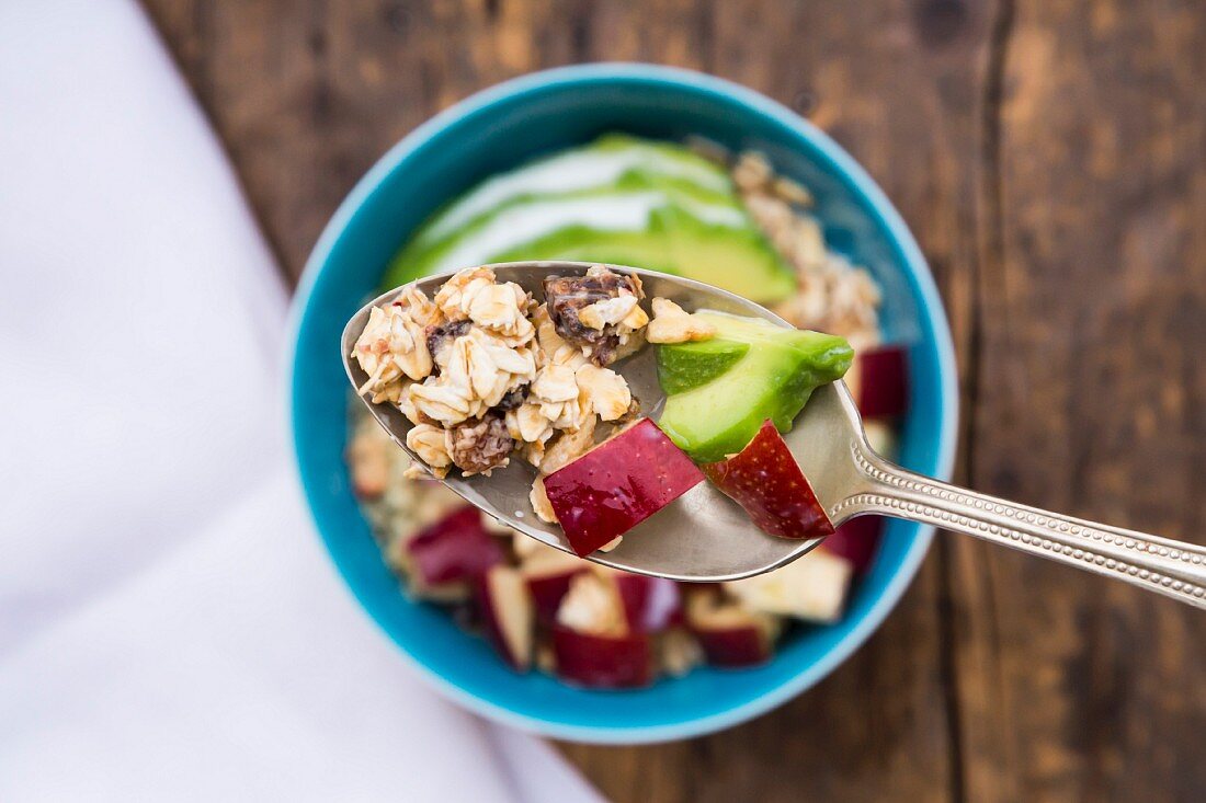 Avocado-Apfel-Müsli mit Bio-Hanfsamen (Draufsicht)