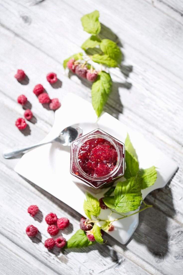 Hausgemachte Himbeermarmelade und Himbeeren