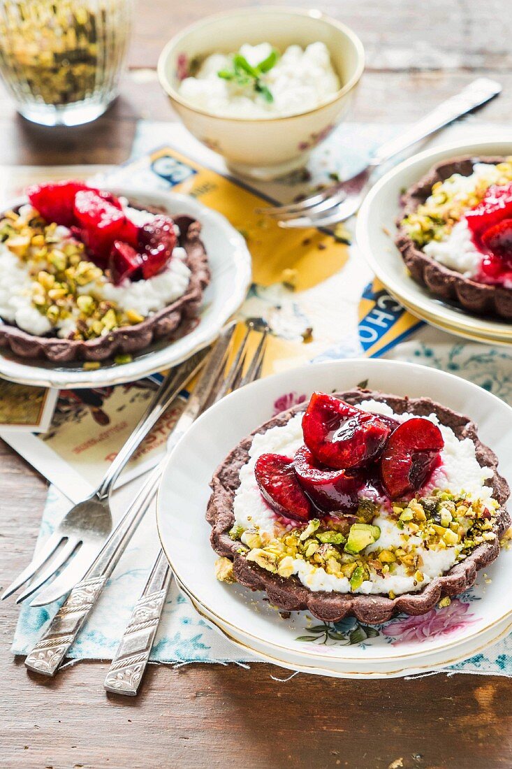 Schokoladentörtchen mit Ricotta, Kirschen und Pistazien