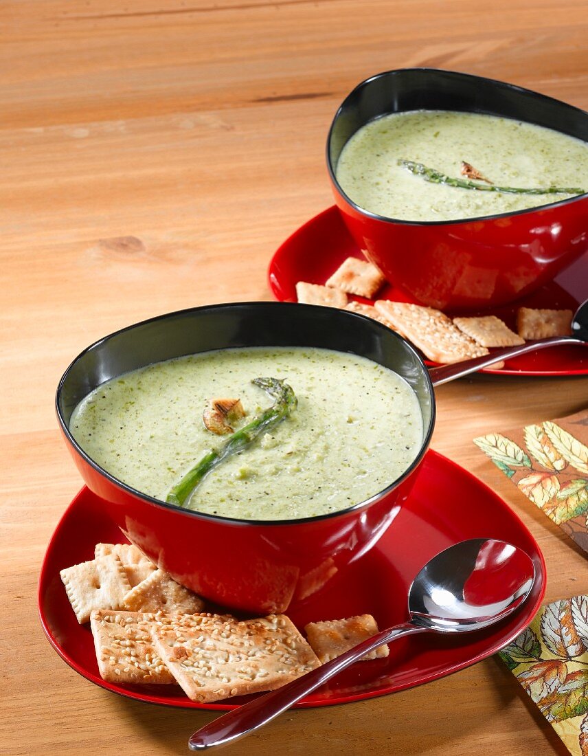 Asparagus soup with crackers