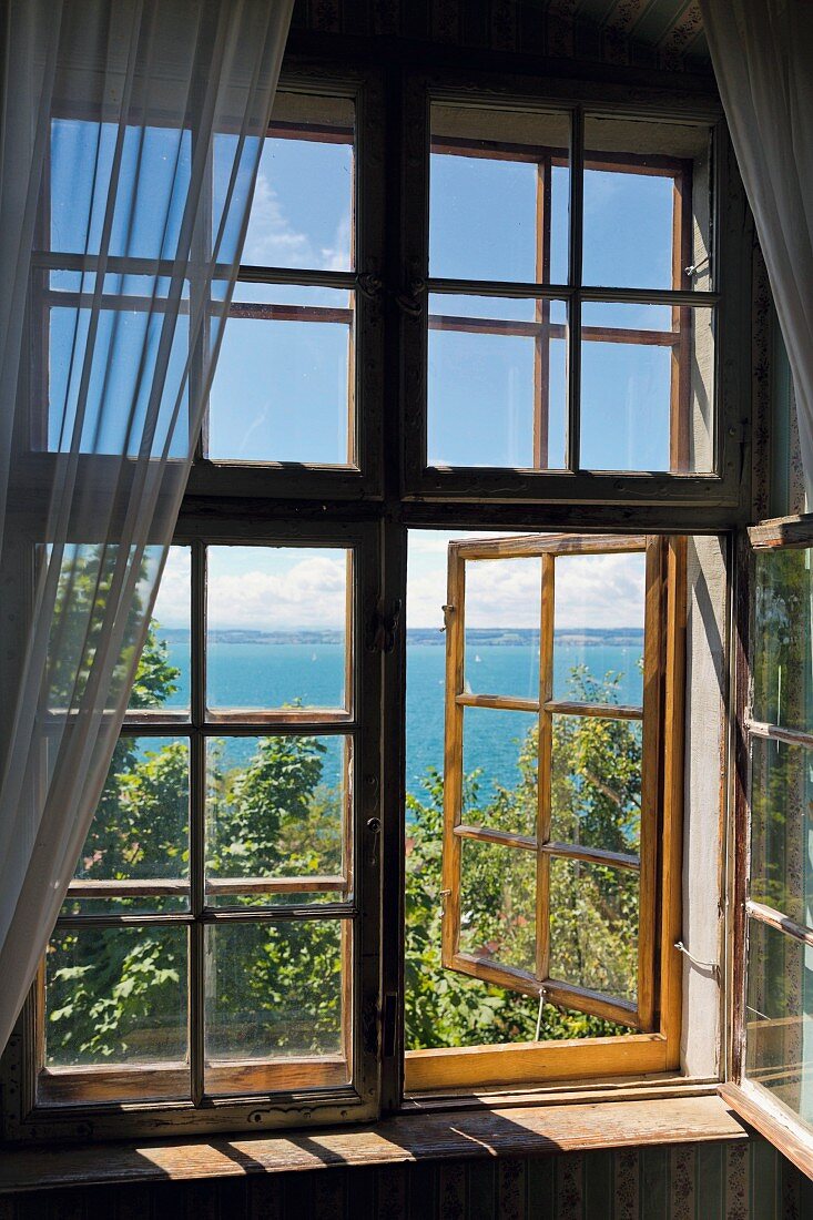 A window with a view of the lake from the memorial room in the Droste-Hülshoff apartment