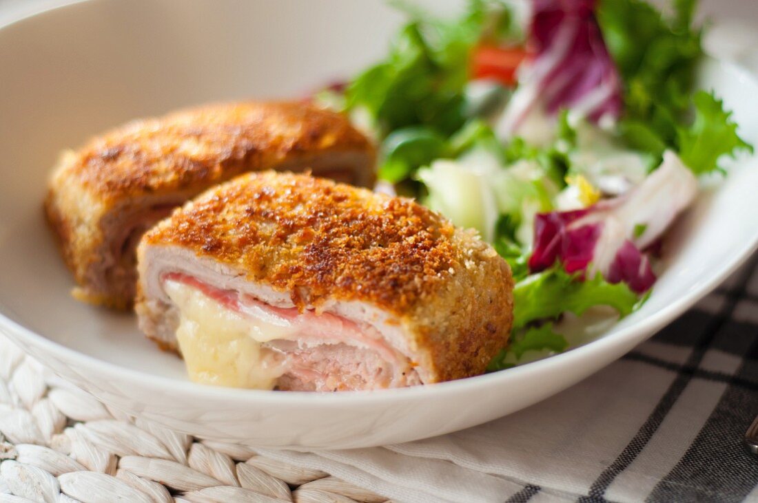 Cordon bleu with salad leaves