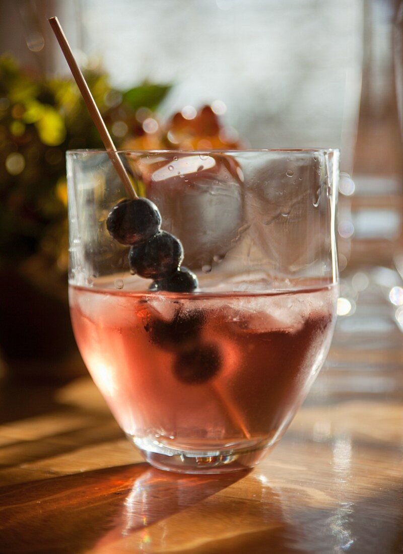 Heidelbeer-Vodka-Cocktail mit Heidelbeerspiess