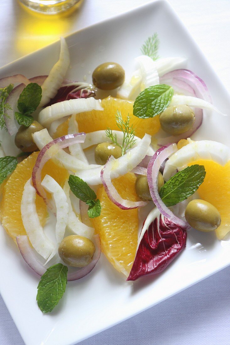 Fenchel-Orangen-Salat mit roten Zwiebeln und Minze (Sizilien)