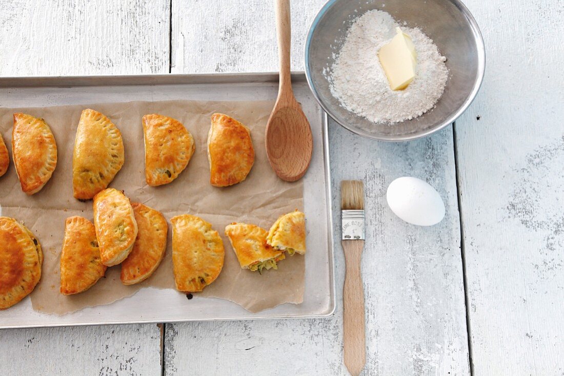 Piroggen auf Backblech, daneben Zutaten