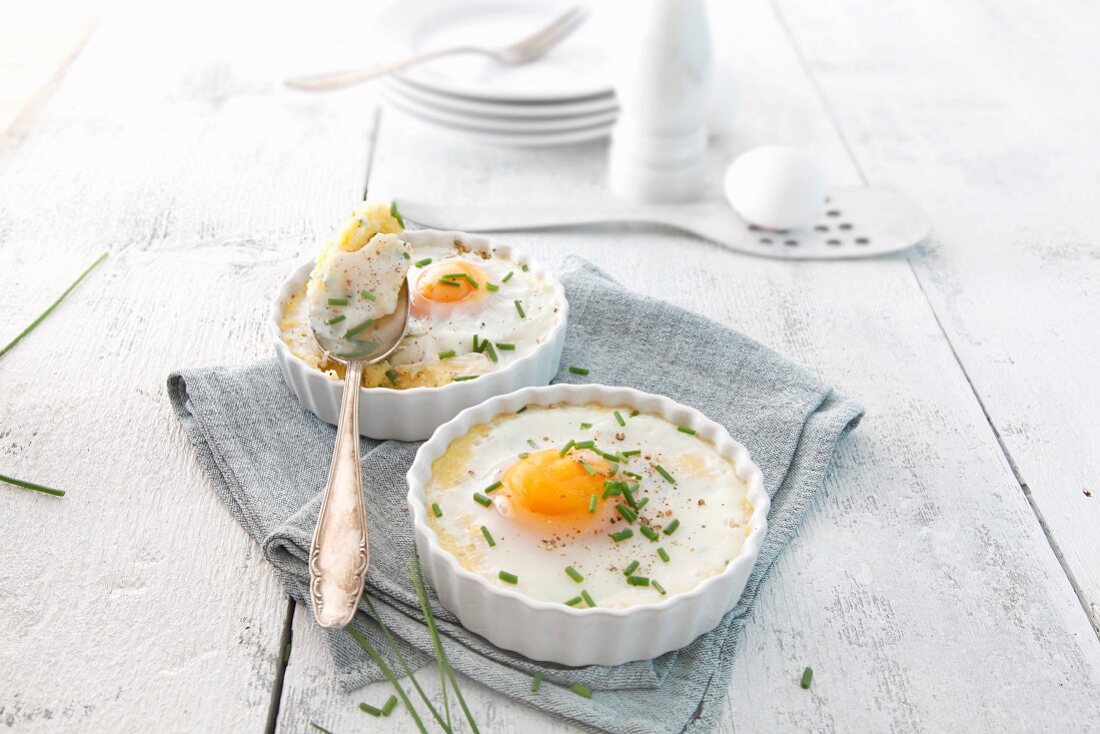 Fried eggs with polenta and chives