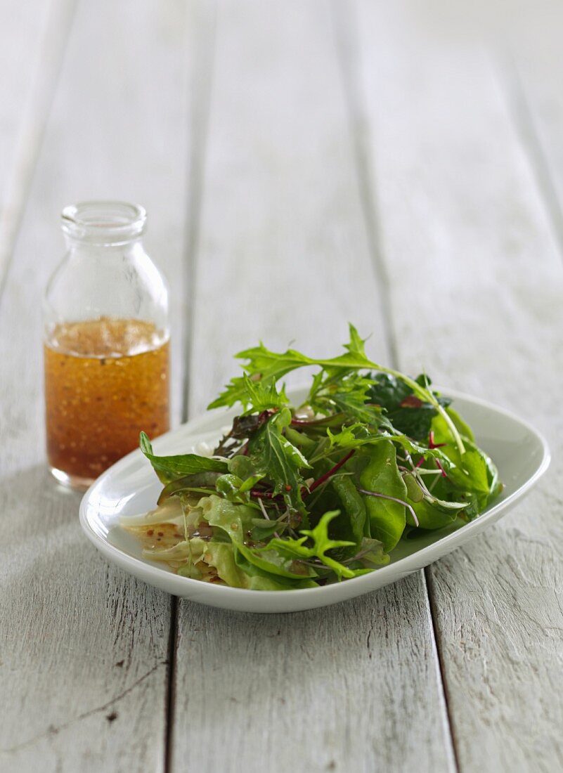 Grüner Salat und Vinaigrette