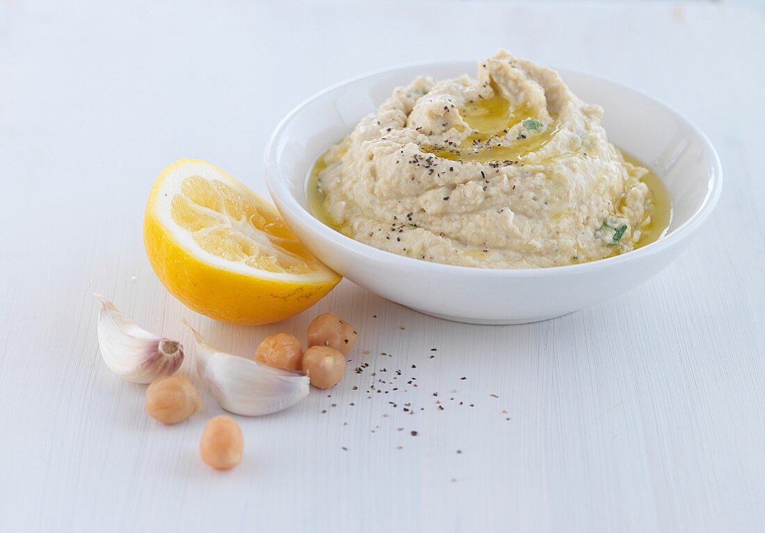 Hummus mit Olivenöl und Zitrone