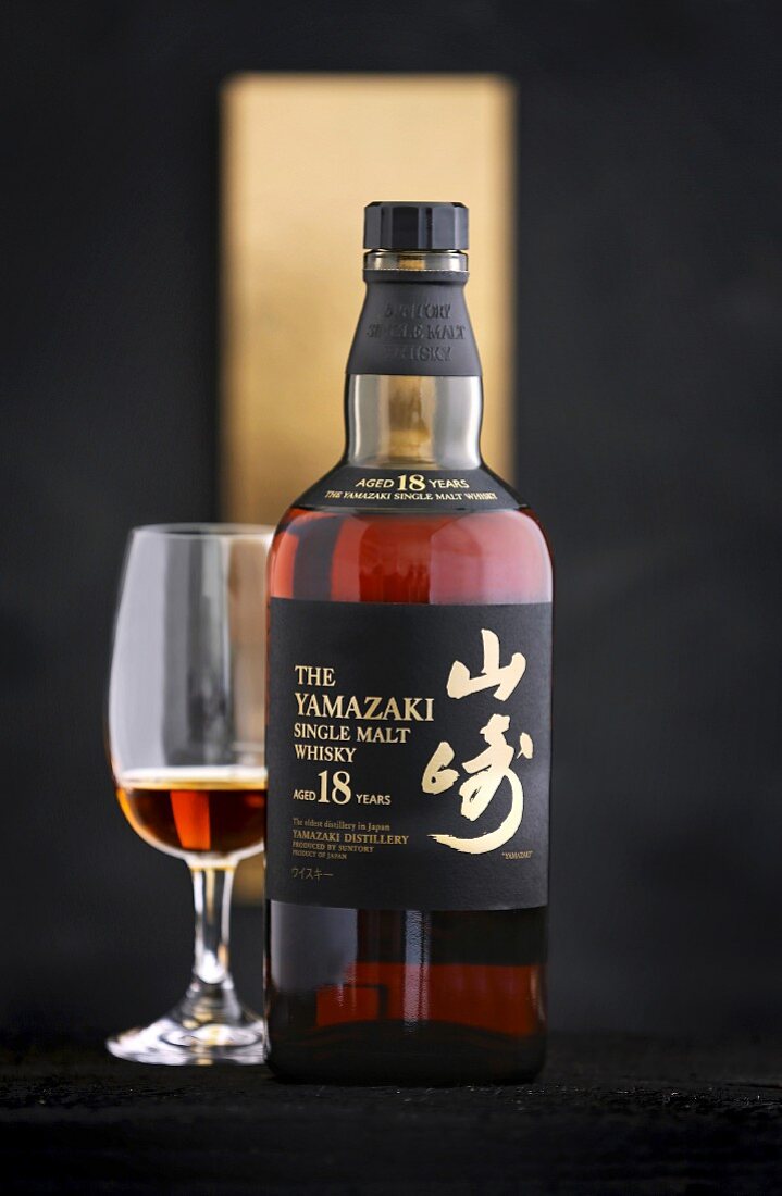 Achzehnjähriger Yamazaki Whisky aus Japan in Flasche und Glas