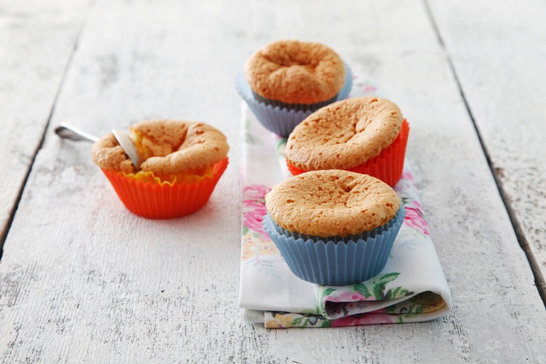 Muffins in roten und blauen Papiermanschetten