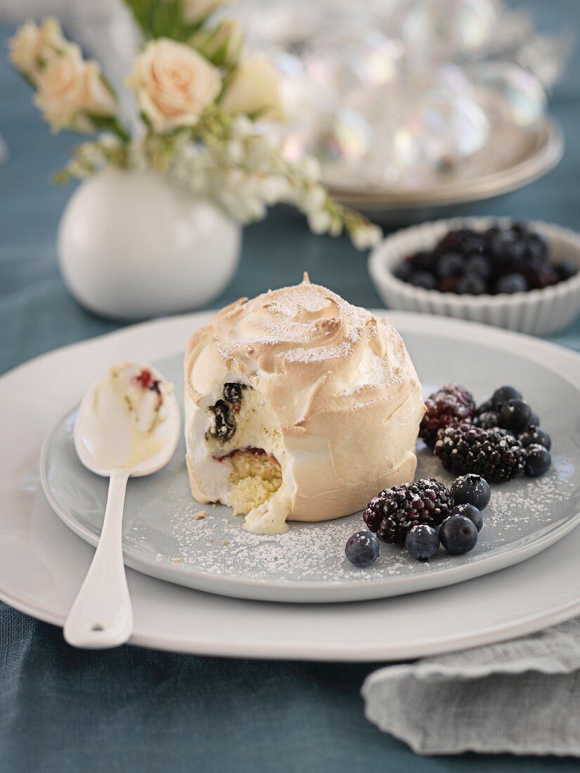 Baked Alaska mit Beeren (weihnachtlich)