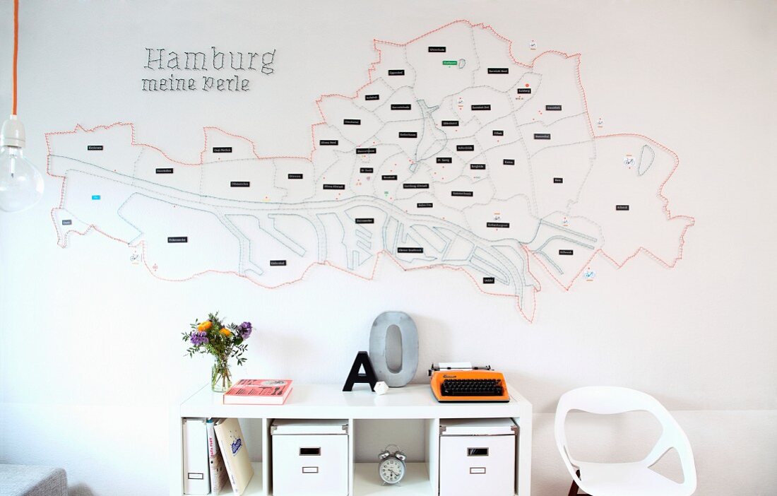 Stilisierter Stadtplan von Hamburg mit Nägeln und Fäden bespannt über einem Schreibtisch