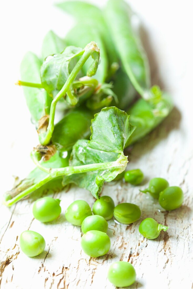 Peas with pods and leaves