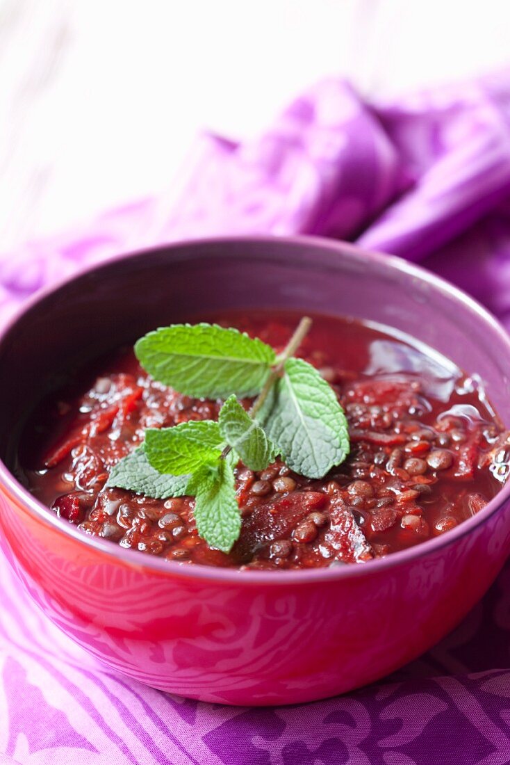 Rote-Bete-Suppe mit Linsen und Minze