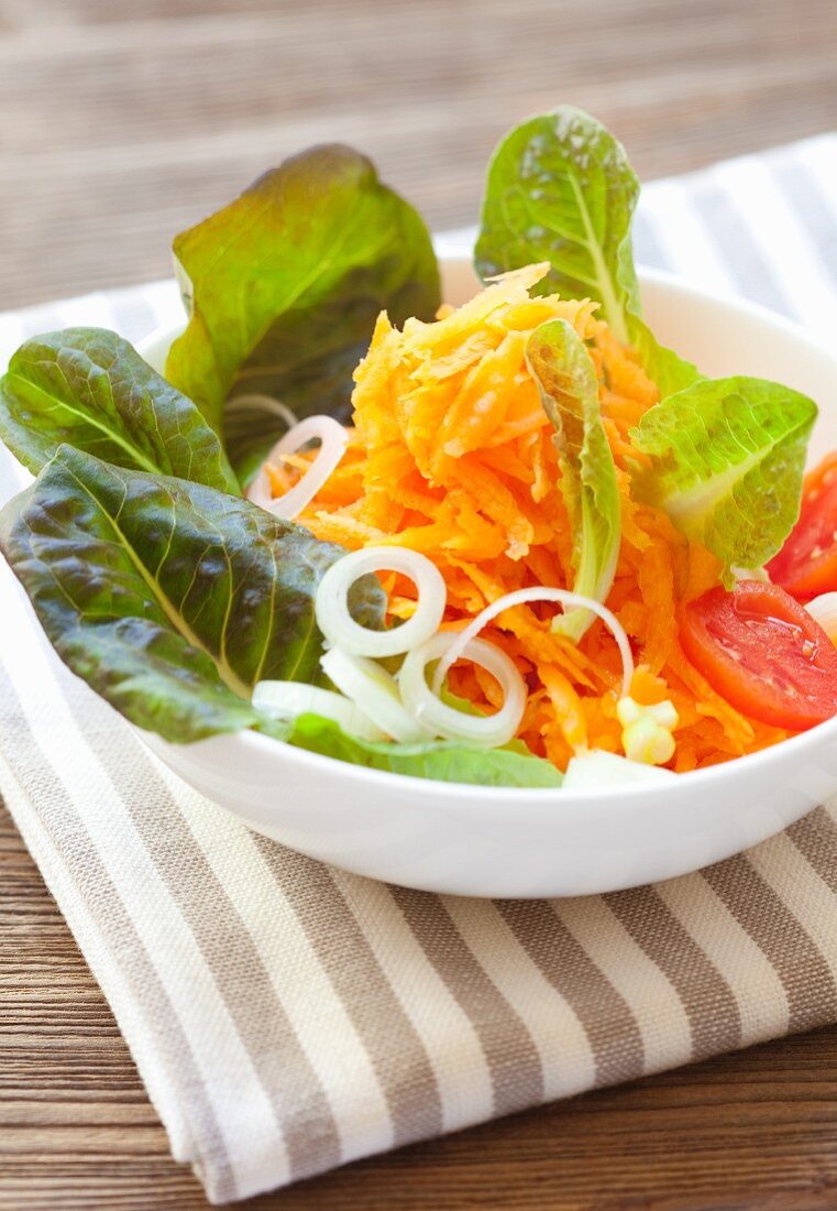 Roter Feldsalat mit Frühlingszwiebeln, Möhren und Kirschtomaten