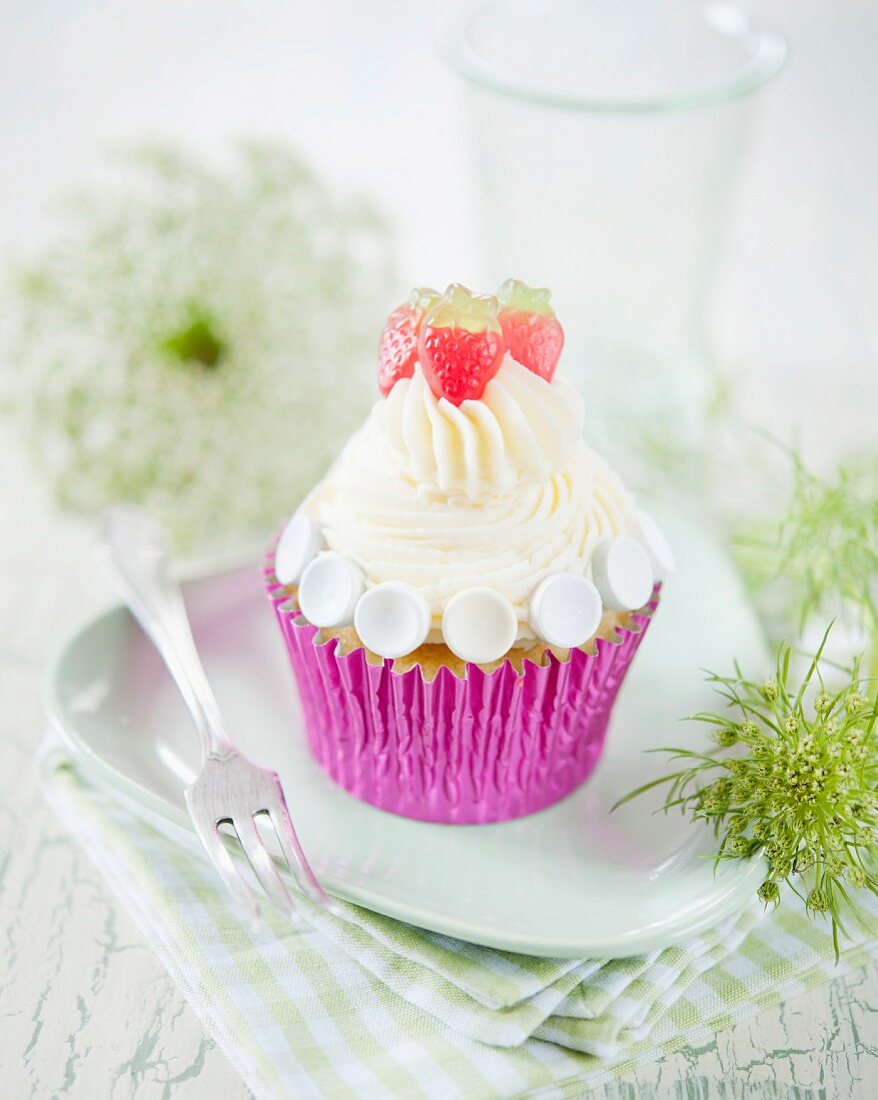 Sommerlicher Cupcake mit Vanillecreme und Erdbeer-Gummibonbons
