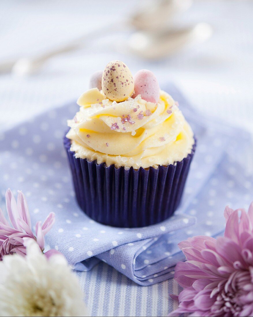 Oster-Cupcake mit kleinen Schokoladen-Ostereiern