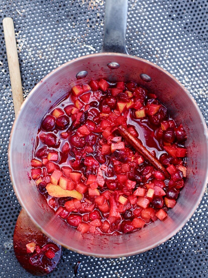 Cranberry-Birnen-Kompott im Kochtopf