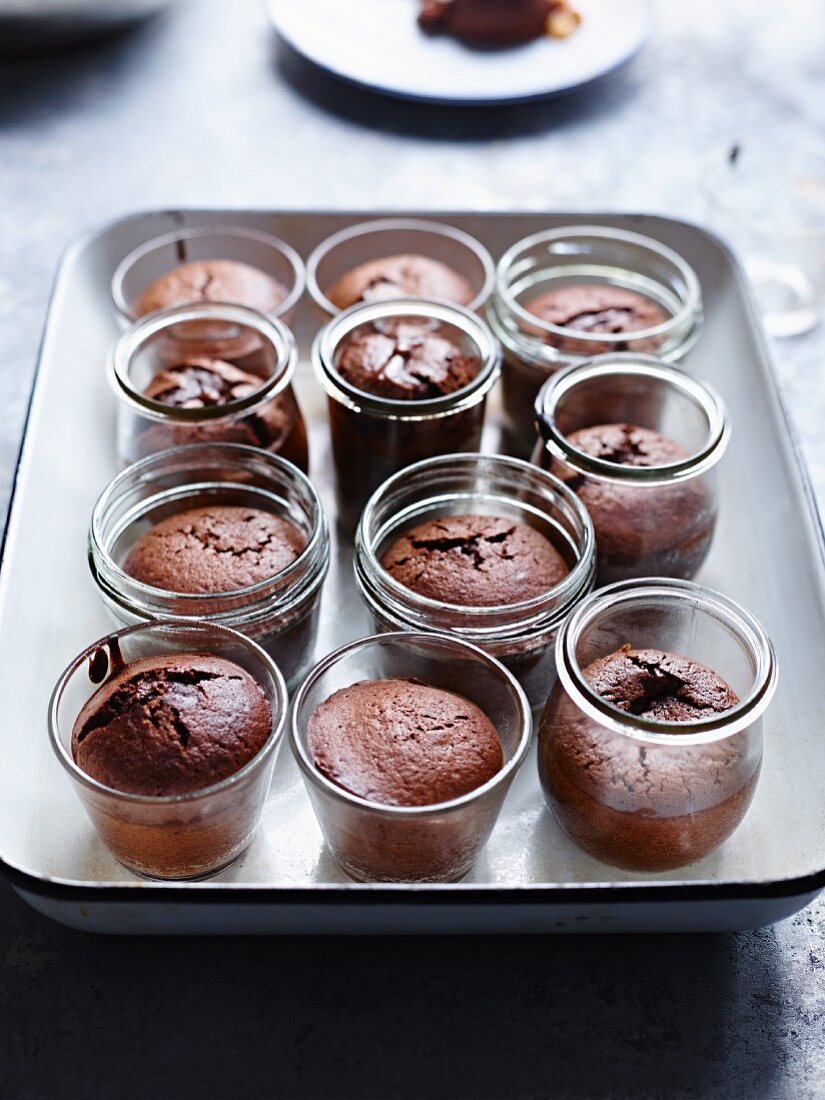 Kleine Schokokuchen im Glas