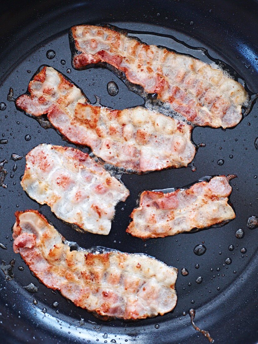 Frying rashers of bacon