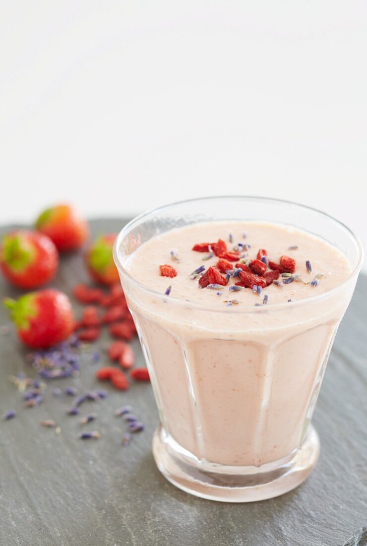 Erdbeer-Joghurt-Smoothie mit Lavendel und Gojibeeren