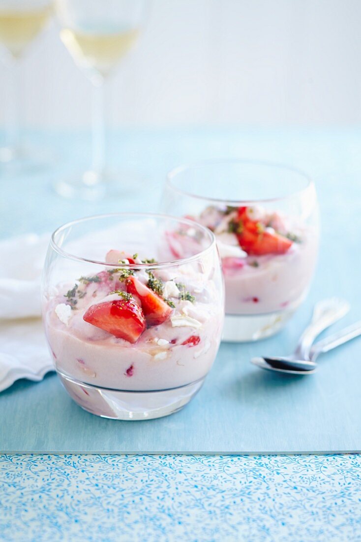 Erdbeerjoghurt mit frischen Erdbeeren und Minzkrümeln