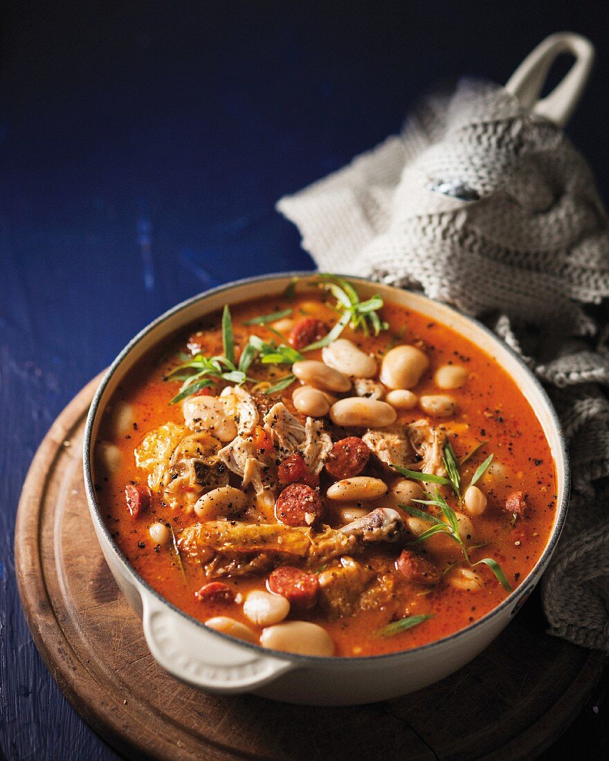 Bohneneintopf mit Hähnchenfleisch und Würstchen