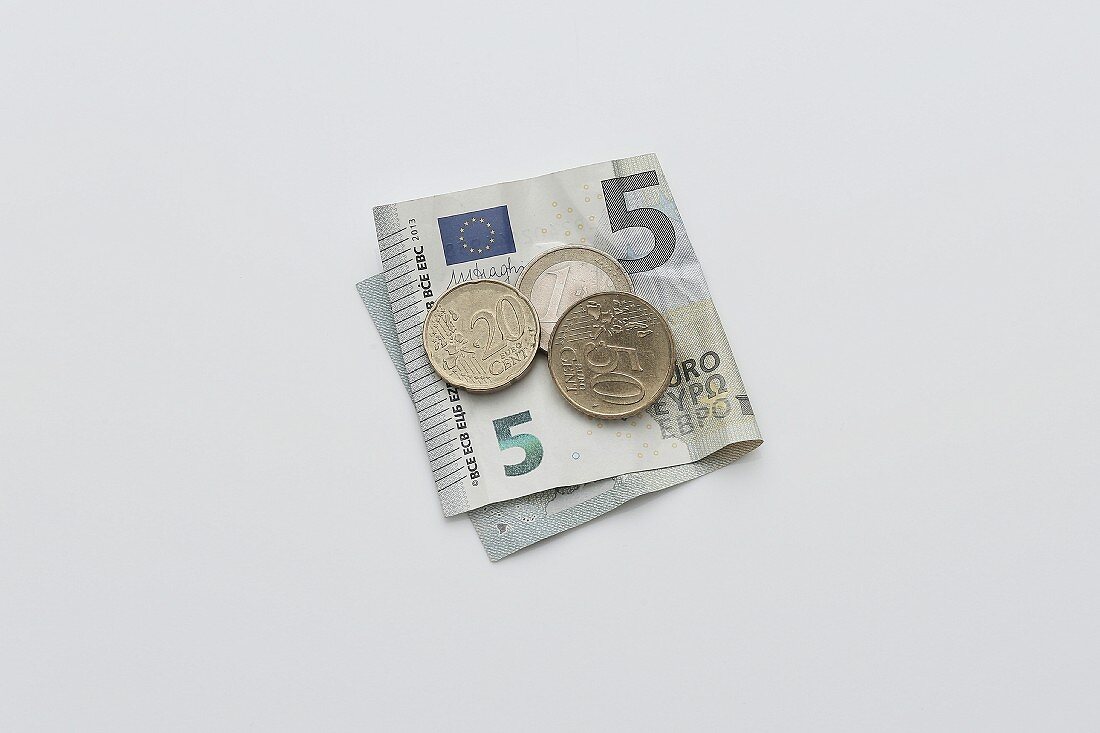 Fünf-Euro-Geldschein und Cents