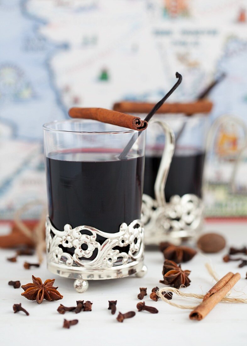 Zwei Gläser Glühwein mit Gewürzen