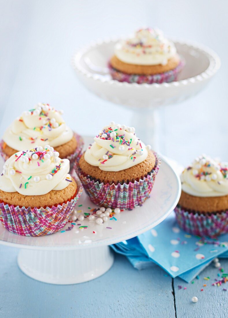 Cupcakes mit Buttercreme und Zuckerperlen