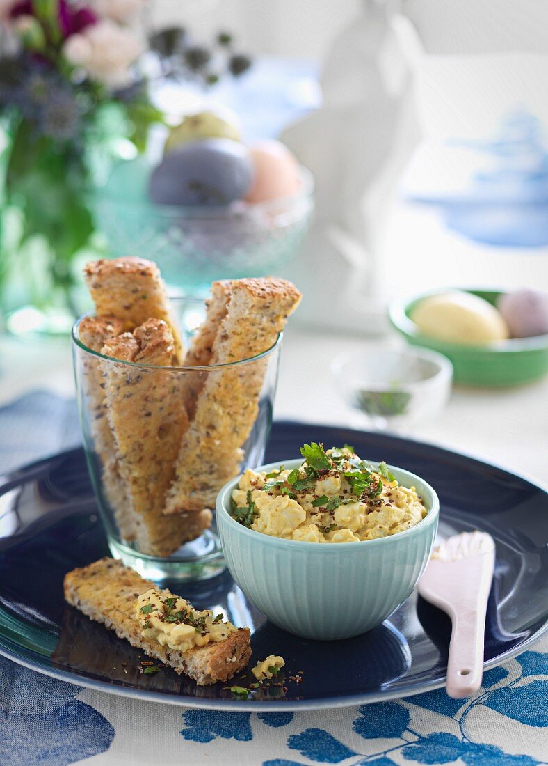 Eieraufstrich und Toaststreifen zu Ostern