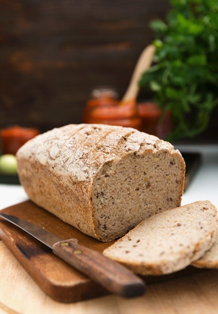 Glutenfreies veganes Sauerteigbrot, angeschnitten