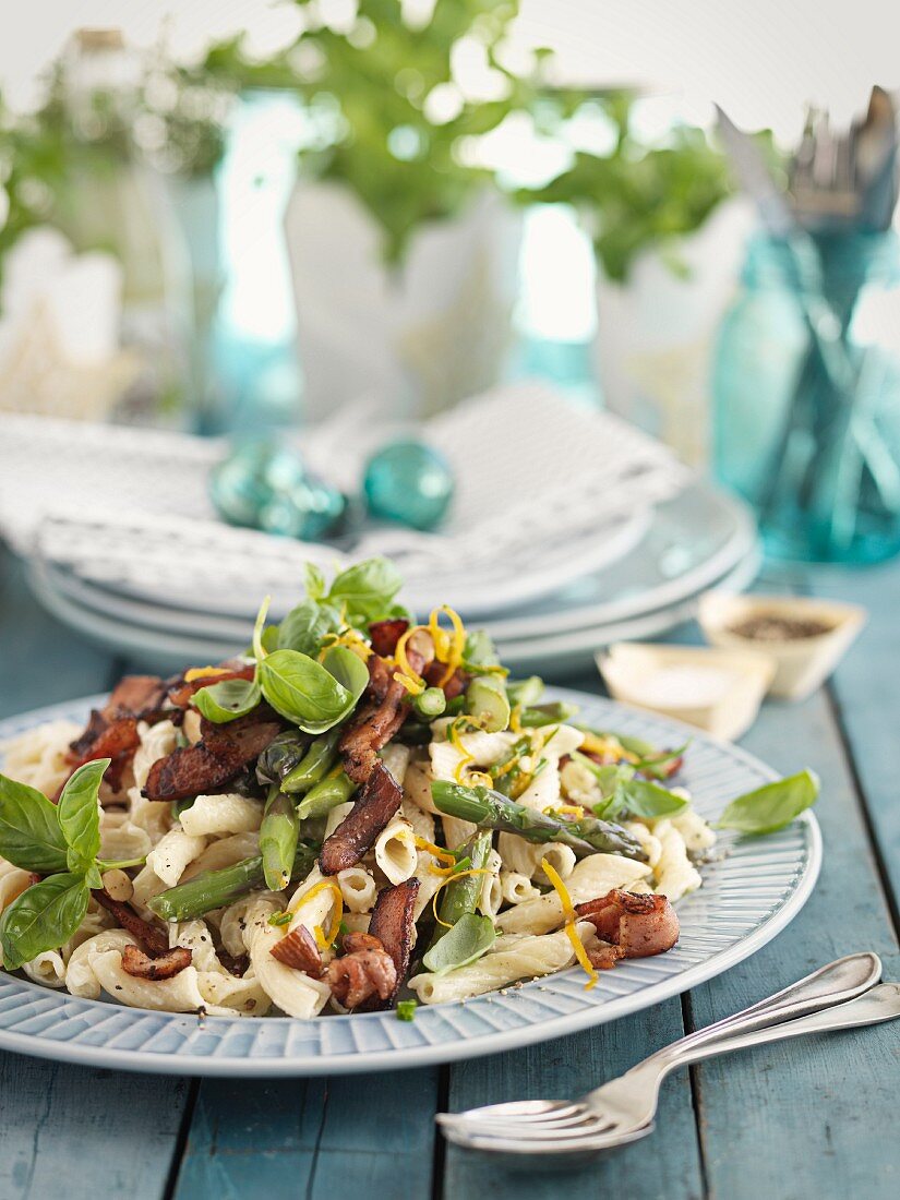 Pasta salad with bacon and asparagus