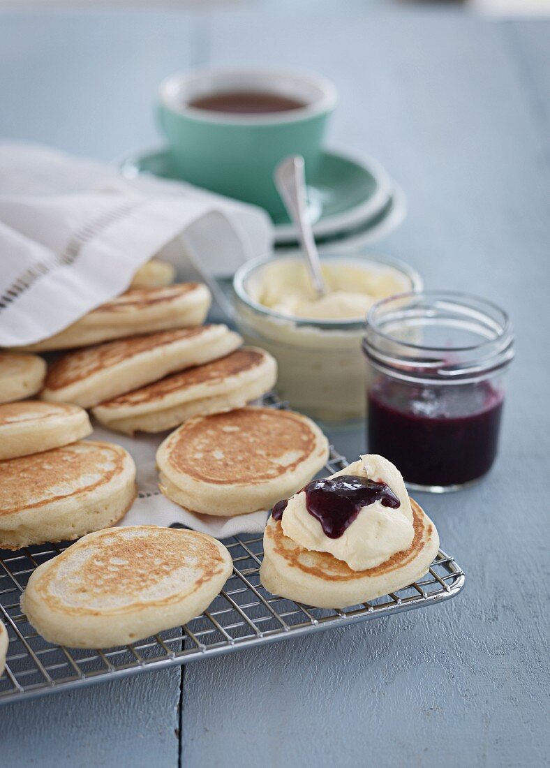 Pikelets mit Sahne und Marmelade