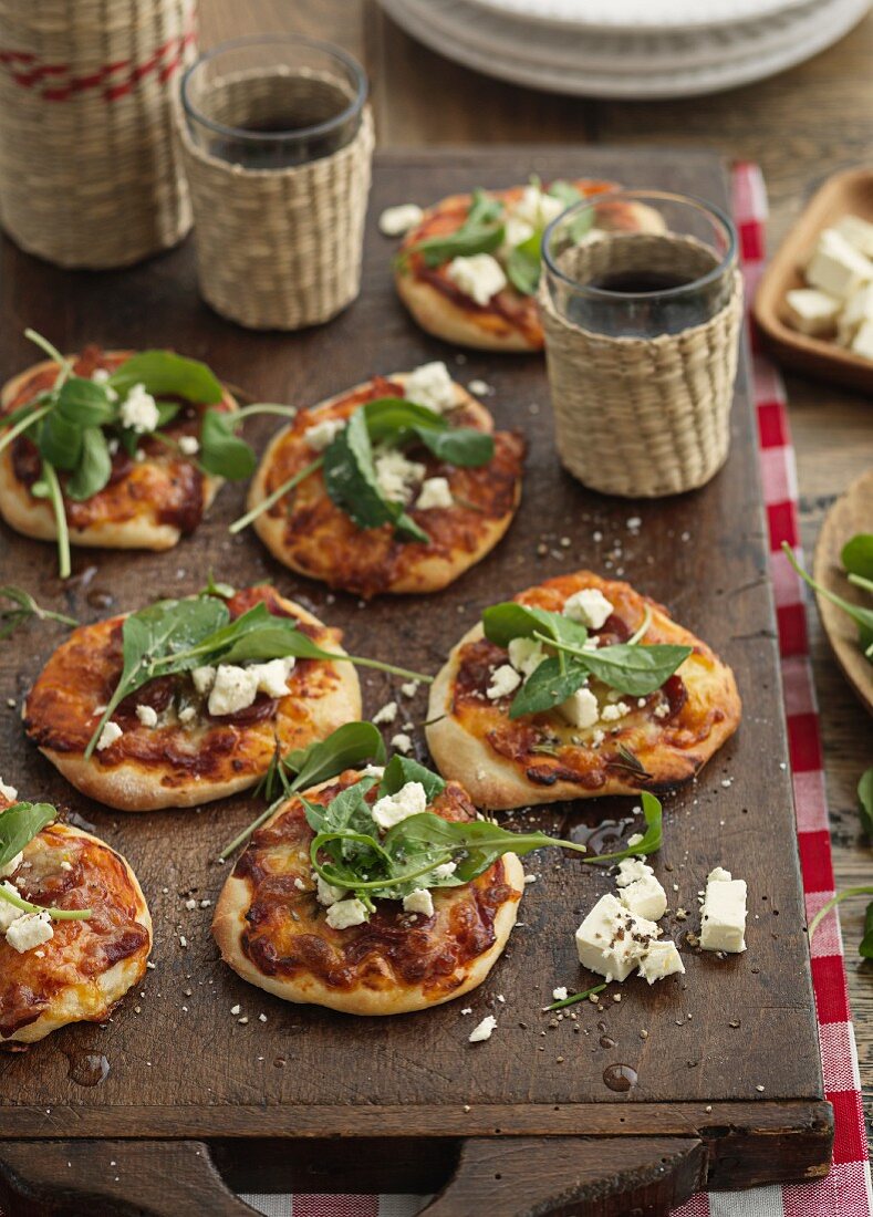 Mini pizzas with spinach and feta