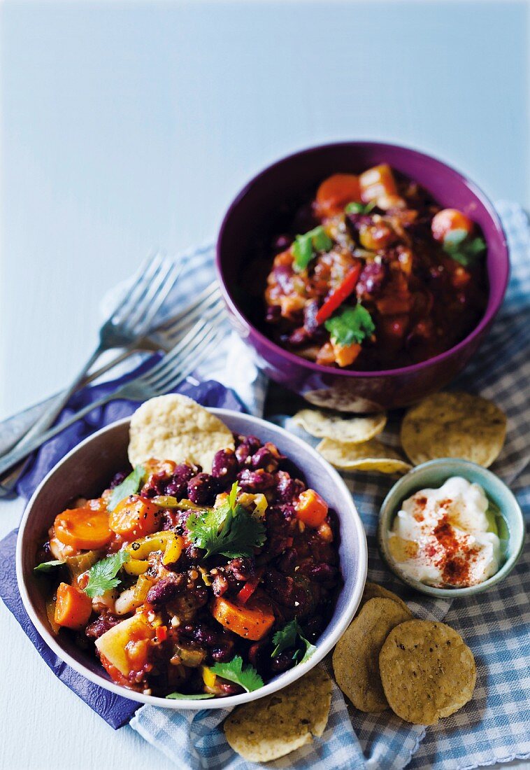 Vegetable chilli with nachos and sour cream