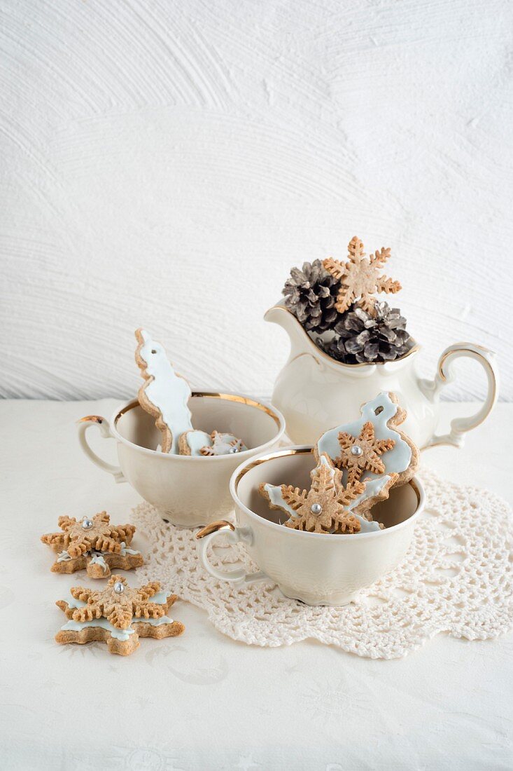 Christmas biscuits as tree decorations in a porcelain cups