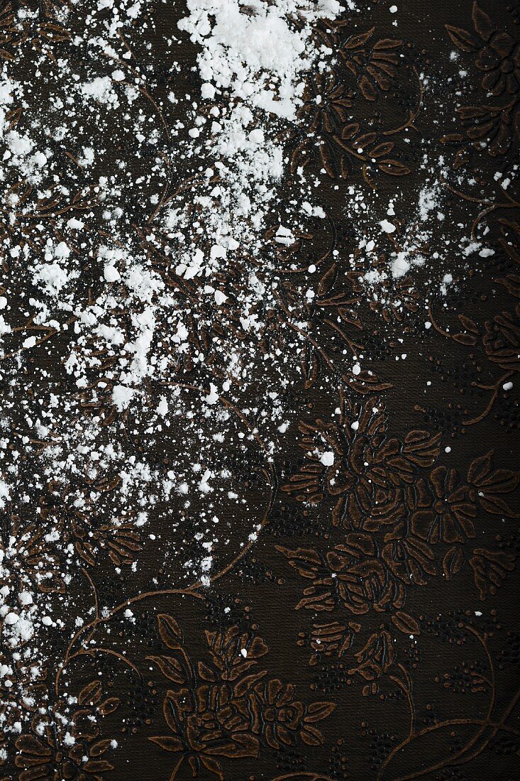 Scattered icing sugar (seen from above)