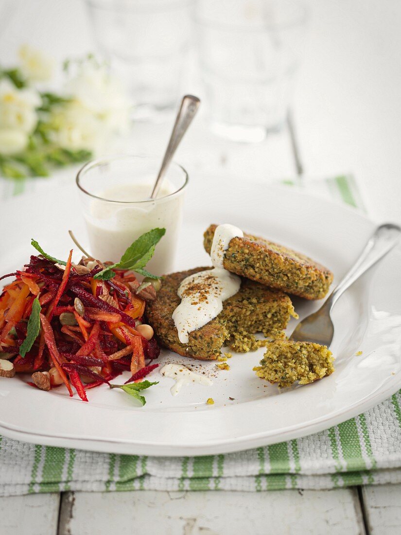 Falafel mit Gemüsesalat und Joghurtsauce