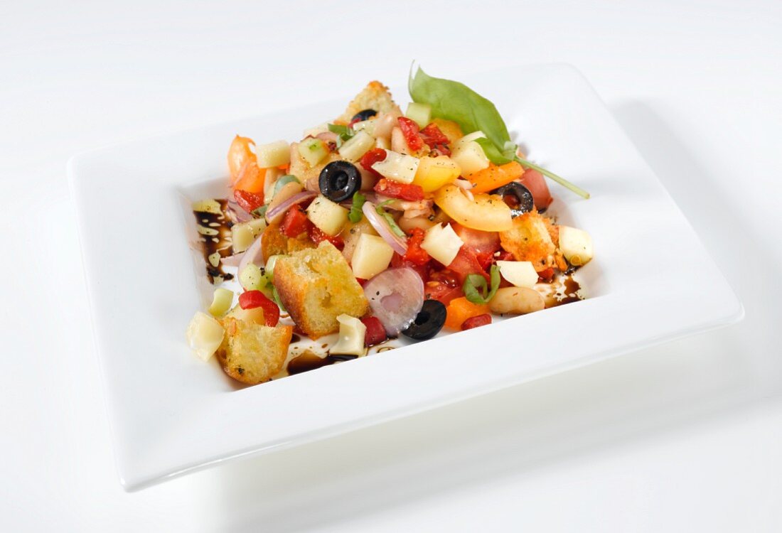 Griechischer Salat mit Croûtons