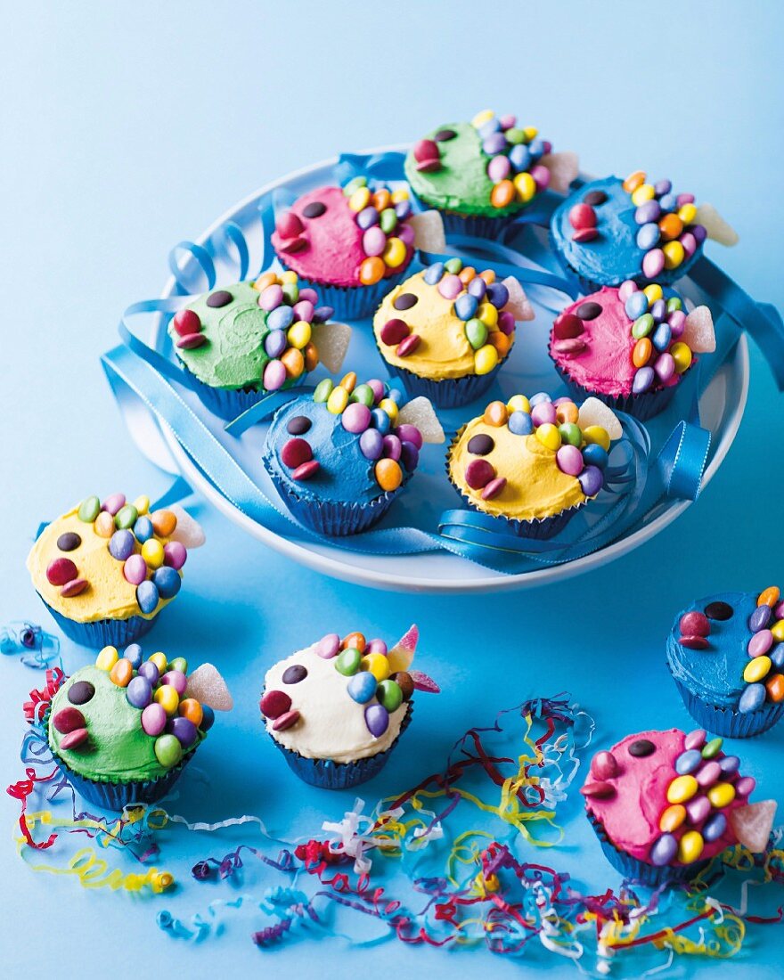 Bunte Fisch-Cupcakes mit Buttercreme und Schokolinsen verziert