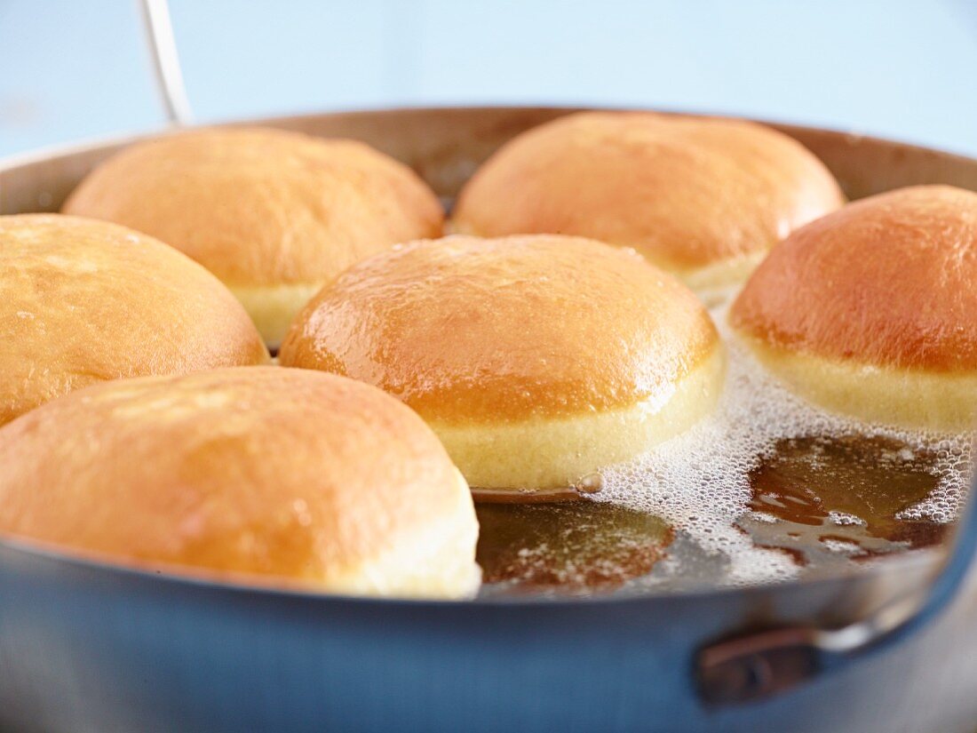 Im heißen Fett schwimmende Krapfen