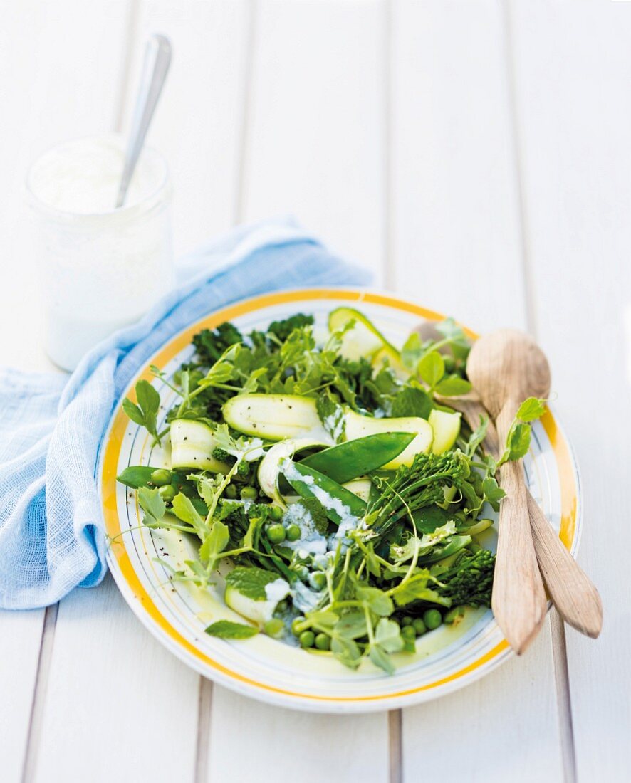 Salat von grünem Gemüse mit Feta-Dressing
